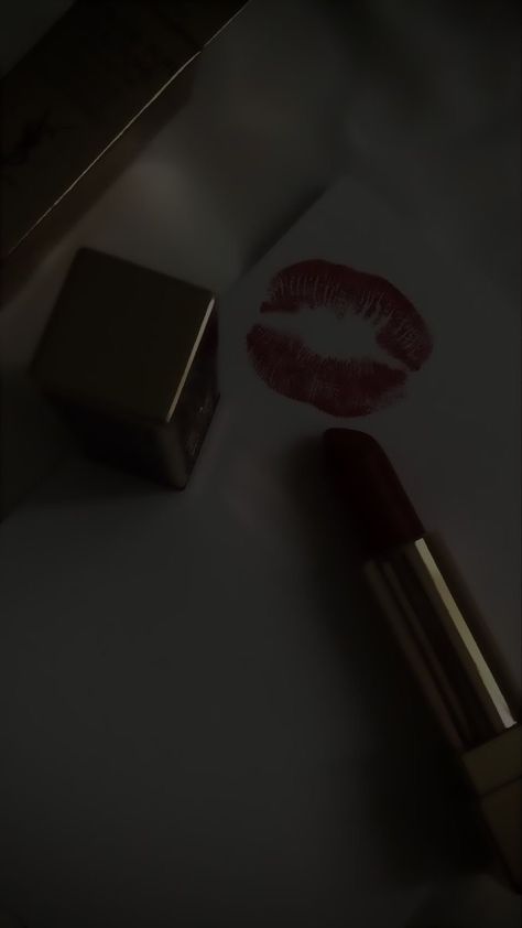 Applying Lipgloss Aesthetic, Lipstick Stains On Boyfriend, Lipstick Aesthetic, Boyfriend Aesthetic, Lipstick Stain, Beautiful Aesthetic, Girls Pin, Aesthetic Girl, Lip Gloss