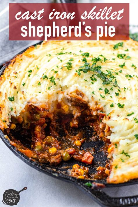 Cast Iron Skillet Shepherd's Pie! This easy cast iron shepherd's pie is comforting, filling, and delicious #cookingformysoul Cast Iron Skillet Recipes Dinner, Crisp Topping, Cast Iron Skillet Cooking, Vegan Shepherds Pie, Iron Skillet Recipes, Shepherds Pie Recipe, Easy Pie Recipes, Cast Iron Skillet Recipes, Cast Iron Recipes