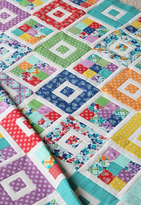 Shortcake Quilt Pattern, Jelly Roll Friendly Quick Quilts, Colchas Quilting, Pretty Quilts, Scrap Projects, Colorful Quilt, Quilting Patchwork, Jelly Roll Quilt Patterns, Pieced Quilts, Scrappy Quilt Patterns