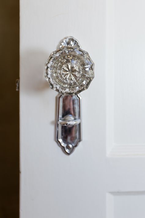 Simple Modern House, Older Houses, Interior Door Knobs, Door Dividers, Door Knobs And Knockers, Vintage Door Knobs, Crystal Door Knobs, Mother Wedding, Glass Door Knobs