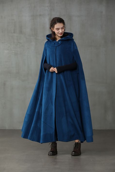 Winter Outfit Medieval, Medival Outfits Woman Cloak, Blue Cloak Aesthetic, Wizard Clothes Aesthetic, Fantasy Cold Weather Clothes, Wizard Outfit Ideas, Wizard Robes Aesthetic, Medieval Winter Clothes, Winter Fantasy Clothing