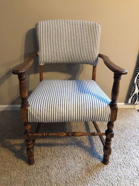 Reupholster Chair Diy, Upholstered Chairs Diy, Rocking Chair Makeover, How To Upholster, Diy Furniture Flip, Chair Redo, Reupholster Chair, Ranch Decor, Old Chairs