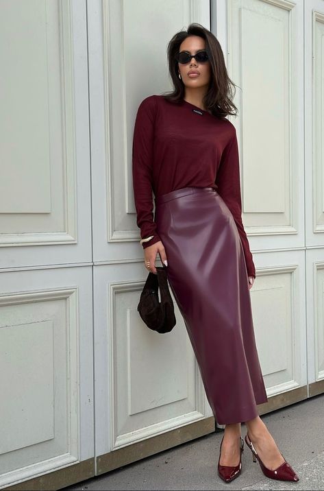 Classy Burgundy Outfits, Full Skirt Outfit Casual, Satin Work Outfit, Quiet Luxury Style Women, Burgundy And Pink Outfit, Bordo Outfit, Burgundy Skirt Outfit, Elegantes Outfit Damen, Long Leather Skirt