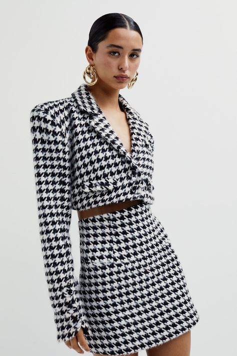 Sophisticated fun. Crop Blazer, High Waist Skirt, Houndstooth Blazer, Checked Blazer, Tweed Suits, Open Ended, Cropped Blazer, 90s Inspired, Short Coat