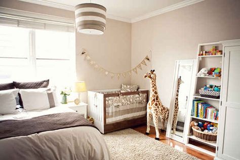 Create a baby corner in your bedroom. | 25 Hacks To Make Room For A Baby In Your Tiny Home Modern Gender Neutral Nursery, Small Apartment Therapy, Nursery Guest Room, Nursery Nook, Design Ložnic, Baby Corner, Baby Nursery Neutral, Parents Room, Trendy Baby Nursery