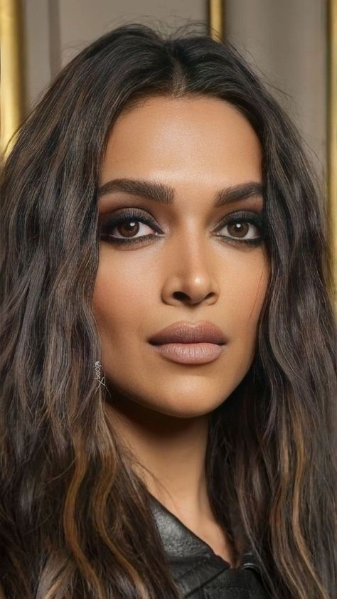 Smudged Liner, Deepika Hairstyles, Warm Tone Makeup, Liquid Cat, Deepika Padukone Hair, Smoky Makeup, Indian Makeup Looks, Natural Dramatic, Bollywood Makeup