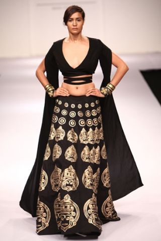 LFW 2013 by Nikhil Thampi.... SO loving the lehenga! Nikhil Thampi, Indian Bridal Lehenga, Indian Bridal Wear, Vogue India, Indian Couture, Lakme Fashion Week, Indian Attire, Desi Fashion, Indian Ethnic Wear