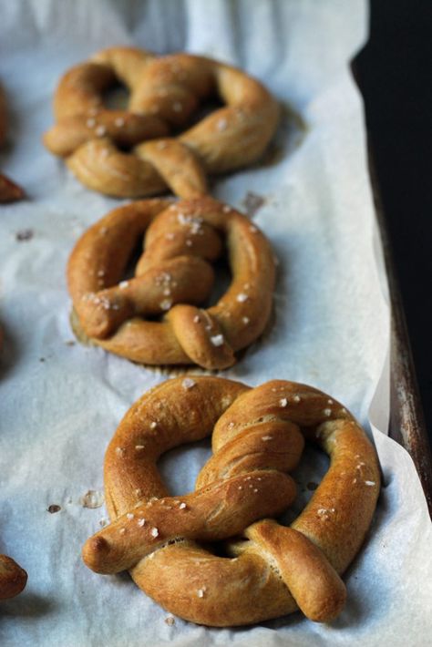 Whole Wheat Pretzel Recipe, Soft Pretzels Recipe, Layered Pumpkin Dessert, Cinnamon Pretzels, How To Cook Chili, Pretzel Recipe, Soft Pretzel Recipe, Pretzel Shape, Homemade Pretzels