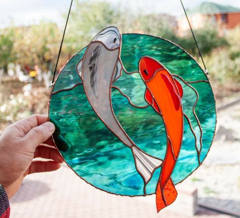 Stained Glass Koi, Stained Glass Fish, Fish Ideas, Stained Glass Patterns Free, Koi Art, Suncatcher Window, Stained Glass Pattern, Stained Glass Decor, Sea Glass Crafts