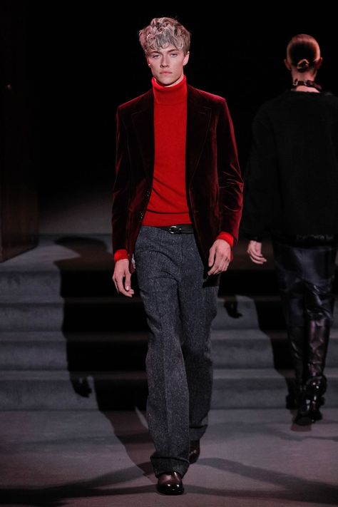 Tom Ford Fall 2016 Ready-to-Wear collection, runway looks, beauty, models, and reviews. Tom Ford Menswear, 60s Men, Lucky Blue Smith, Lucky Blue, 2016 Menswear, Red Turtleneck, Nova York, Mens Winter Fashion, Fall 2016