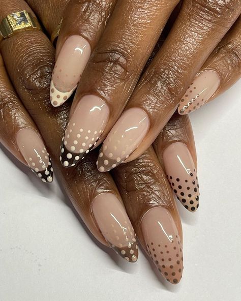 Dotted French Tip Artist @bosscupid.nails | Instagram Dotted French Tip, Luv Nails, Dot Nail Designs, Dot Nail Art, Dots Nails, Tip Nails, Nail Jewelry, Minimalist Nails, Dots Design