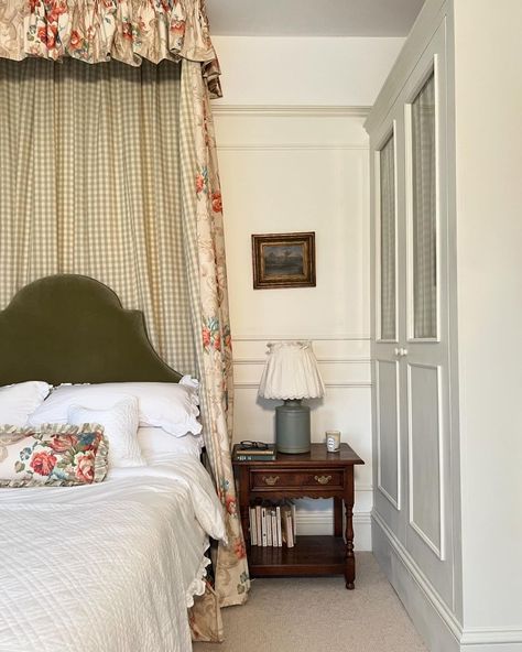 Victoria Henderson| Tale Victoria (@tale_victoria) • Foton och videor på Instagram Victoria Hagan Bedroom, Tale Victoria, Victoria Hagan, Country Cottage, My Dream Home, Dream House, Cottage, Bedroom, Quick Saves