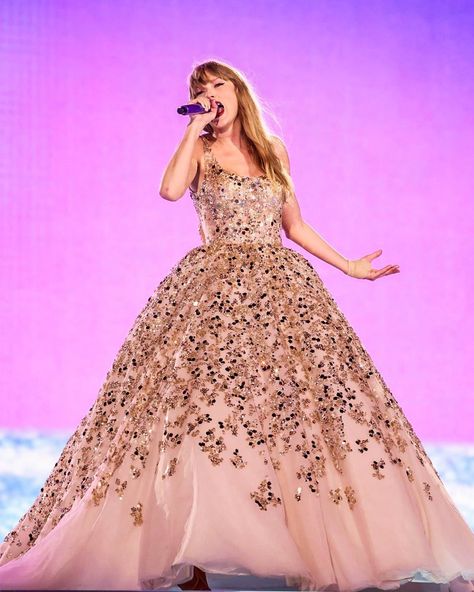 eratourpics ☆ on Twitter: "https://t.co/4ABSbQKWK1" / Twitter Taylor Swift Enchanted, Taylor Pics, Champagne Gown, Lyric Book, Taylor Swift Fotos, Taylor Swift Speak Now, Champagne Dress, Tour Outfits, Taylor Swift The Eras Tour