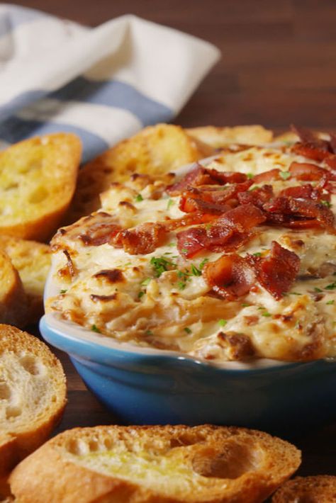 Cheesy Caramelized Onion Dip: It's a hot and bubbly bacon-cheddar-mozzarella onion dip. How bad can that be? Bacon Onion Dip, Jalapeno Cheese Dip, French Onion Dip Recipe, Easy Delicious Appetizers, Caramelized Onion Dip, New Year's Eve Appetizers, Superbowl Appetizers, Jalapeno Cheese, Bacon Appetizers