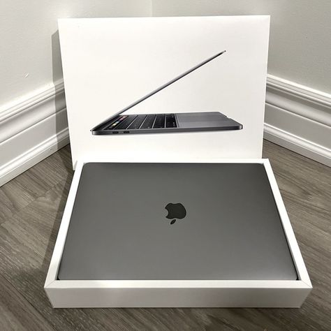 2020 13.3 Inch MacBook Pro, with Touch Bar 8.50/10 Macbook With Touch Bar, Macbook Touch Bar, Macbook Pro Colors, Macbook Pro Space Grey, Macbook Pro Setup, Laptop Pics, Macbook Pro Keyboard, Macbook Pro 2020, Macbook Pro Tips