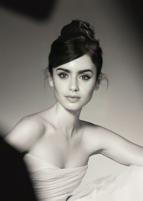 ليلي كولينز, Lily Collins Hair, Braut Make-up, Hair Up Styles, Lily Collins, White Photo, Aesthetic Hair, Prom Hair, Hair Updos