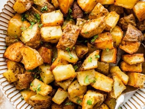 Easy Oven Roasted Potatoes, Crispy Oven Roasted Potatoes, Oven Roasted Potatoes Easy, Roasted Veggies Recipe, Potatoes In Oven, Oven Roasted Potatoes, Seasoned Potatoes, Roasted Potato Recipes, Roasted Green Beans