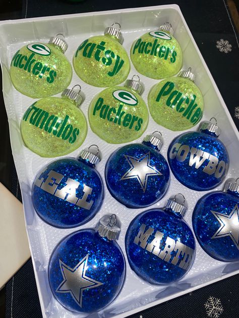 Christmas Ornaments With Cricut, Ornaments With Cricut, Circuit Vinyl, Packers Christmas, Clear Christmas Ornaments, Football Diy, Christmas Meal, Diy Beer, Ornament Making