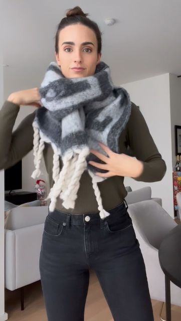 Big Scarves Outfit, How To Wear A Big Scarf, Big Scarf Outfit, Scarf Outfit Ideas, Trending Fashion Ideas, Bulky Scarf, Scarf Wearing, Winter Scarf Fashion, Ralph Lauren Scarves