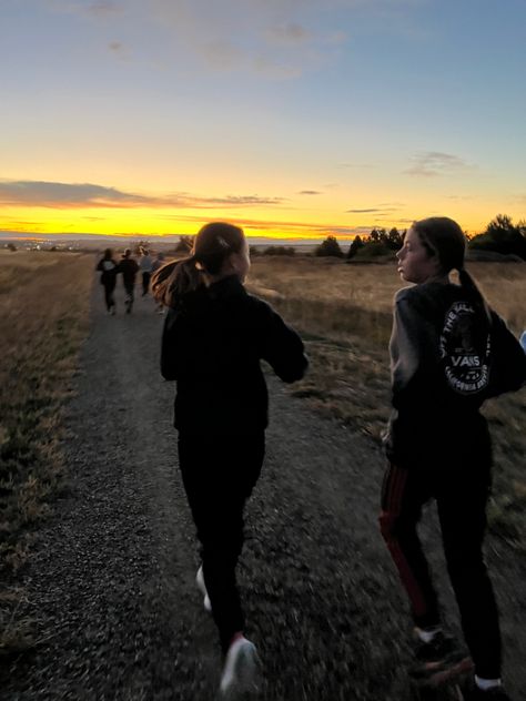 Running. Cross country. Sunrise. Besties. Pretty Sky. Aesthetic. Cross Country Aesthetic, Xc Season, Xc Aesthetic, Pretty Sky Aesthetic, Cabin Aesthetics, Country Sunrise, Runner Aesthetic, Country Core, Country Girl Aesthetic