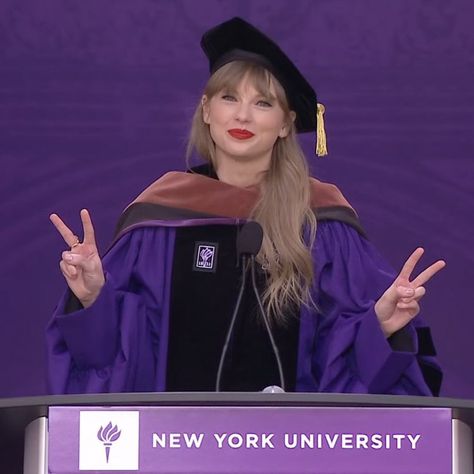 Grad Cap College, Purple Gown, New York University, Wearing Purple, Estilo Taylor Swift, Swift Photo, York University, Taylor Swift Wallpaper, Grad Cap