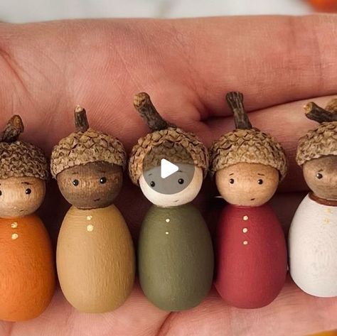 Acorn Family Craft, Christmas Crafts With Acorns, Acorn People Diy, Acorn Top Crafts, Acorn Crafts For Kids, Painted Acorns, Acorn People, Acorn Craft, Acorn Painting