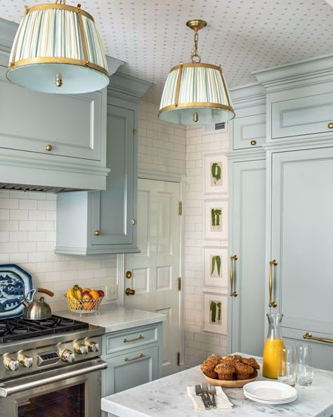 𝐌𝐚𝐥𝐥𝐨𝐫𝐲 𝐌𝐚𝐭𝐡𝐢𝐬𝐨𝐧 𝐈𝐧𝐜 on Instagram: "Tile from head to toe! This petit kitchen is small but mighty. Tile on the walls, wallpaper on the ceiling, and color on the cabinets keeps us looking up, up, up! . #mallorymathisoninc #livewhatyoulove #classicsouthernstyle @jeffherrphoto" Mallory Mathison, C Brandon Ingram, Cottage Houses, Glam Pad, Brandon Ingram, Fabulous Kitchens, Butlers Pantry, Dream Kitchens, Blue Kitchens