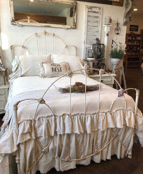 get Khloe Bedroom, Vintage Cottage Bedroom, Ruffle Bedspread, Shabby Sheek, Antique Iron Beds, Muebles Shabby Chic, Iron Beds, Headboard Queen, Linen Bedspread