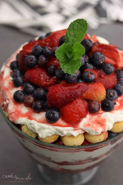 This recipe for a simple and delicious Berry Trifle is ideal for celebrating the Fourth of July or any other occasion! It made layers of sweet fresh mixed berries, cream cheese, and savoiardi (also known as ladyfingers), topped with whipped cream and more mixed berries. The best part of this dessert, besides being stunning, is that it's simple to make and can easily feed a crowd. In addition, you can make this dessert in a trifle dish or individual glasses, whichever you find more convenient. Mary Berry Trifle, Fruit Trifle Desserts, Berry Trifle Recipe, Berry Tiramisu, Fruit Trifle, Trifle Recipes, Cheesecake Parfaits, Berry Trifle, Custard Desserts