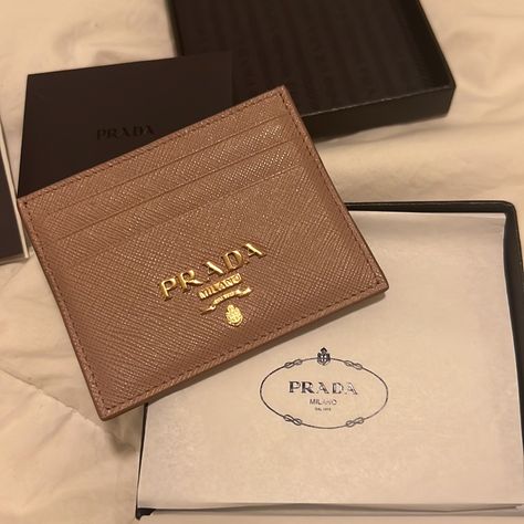 I Bought The Prada Card Holder A Month Ago And Have Never Wear It Since I Move To Something Else. This Is Authentic - Brand New - Bought It During My London - Milano Trip. Gift Cards Aesthetic, Card Holder Aesthetic, Prada Card Holder, Prada Wallet On Chain, Designer Card Holder, Birthday 15, Flower Wallet, Inside My Bag, Luxury Bags Collection