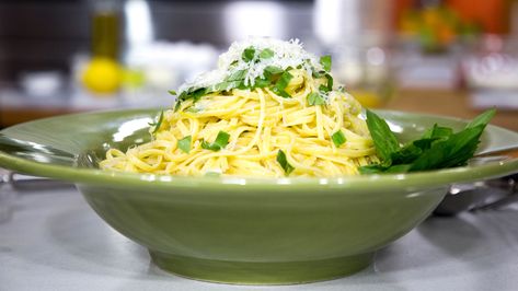 Toss warm pasta with fresh lemon juice and parmesan cheese for a quick and easy summer dinner. Salmon Italian, Parmesan Linguine, Cheesy Salmon, Entre Recipes, Lemon Linguine, Delicious Entrees, Today Recipes, Grilled Swordfish, Linguine Recipes