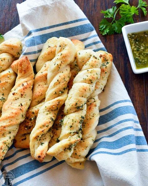 Homemade Garlic Bread Sticks, Breadsticks Olive Garden, Garlic Sticks, Garlic Bread Sticks, Garlic Twist, Bread Twists, Homemade Breadsticks, Homemade Garlic Bread, Bread Sticks Recipe