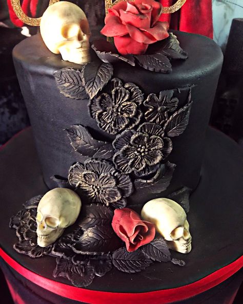 Gothic Sheet Cake, Gothic Cakes Ideas, Midnight Gothic Cake, Gothic Birthday Cakes Beautiful, Goth Wedding Cake Victorian Gothic, Dark Royalty Aesthetic, 47th Birthday, Gothic Cake, 40th Cake