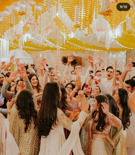 Bollywood Wedding Aesthetic, Indian Party Aesthetic, Indian Wedding Family Photos, Indian Wedding Mood Board, Sangeet Photography, Reception Aesthetic, North Indian Wedding, Indian Wedding Aesthetic, Big Indian Wedding