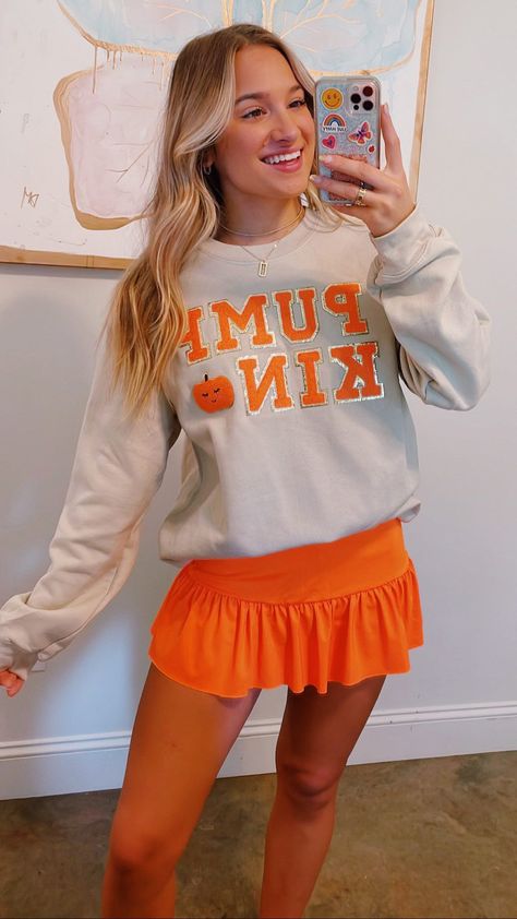 Are you as pumpkin obsessed as us?! If yes, this is the crewneck for you! Patch Crewneck, Preppy Fall Outfits, Long Sleeve Baseball Tee, Matching Sets Outfit, Preppy Fall, Fall Denim, Cute Preppy Outfits, Puff Long Sleeves, Monogram Styles