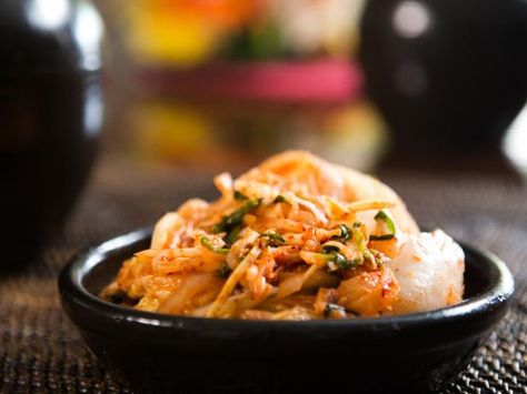 Ki-Sook Yoo's Kimchi Korean Cabbage, Kimchi Recipes, Cabbage Kimchi, Pickled Foods, Food Network Chefs, Kimchi Recipe, Korean Cooking, Korean Recipes, Ideas Videos