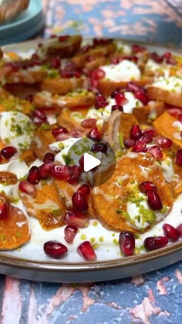 Vegetable Meals, Vegetables Dishes, Mediterranean Diet Recipes, Pomegranate Seeds, Vegetable Sides, Roasted Sweet Potatoes, Pinch Of Salt, Geek Culture, Food App