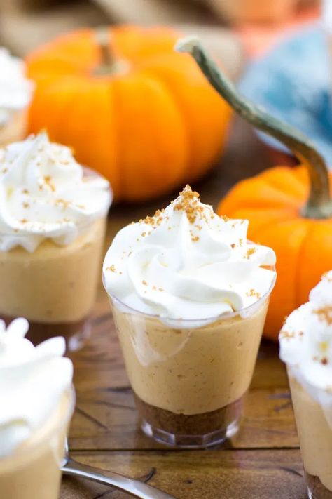 Cheesecake Dessert Shooters, Pie Shooters, Frosting Healthy, Mini Dessert Shooters, Lemon Lush Dessert, Dessert Shooters Recipes, Shooter Recipes, Thanksgiving Desserts Table, Dessert Shooters