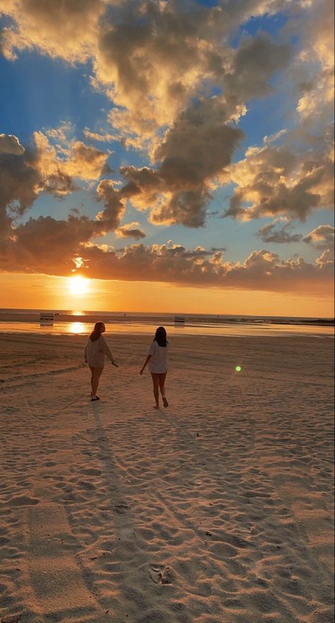 Beach Sunset Friends, Watching Sunset On Beach, Friend Pictures At The Beach, Sunrise Watching, Sunset With Friends, Sunset Photoshoot Ideas, Best Friend Summer, Beach Best Friends, Sunset Watching