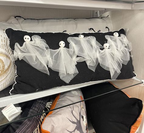 diy halloween ghost pillow Diy Halloween Blanket, Ghost Pillow Diy, Diy Mattress Pad, Halloween Pillows Diy, Diy Halloween Ghosts, Diy Mattress, Diy Ghost, Sister Crafts, Halloween Pillows Covers