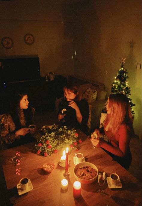 Christmas Time With Friends, Cozy Christmas Night Aesthetic, Fun Christmas Aesthetic, Jazzy Christmas Aesthetic, Christmas Aesthetic Cozy Couple, Cozy Christmas With Friends, Christmas Dinner Friends Aesthetic, Funny Christmas Aesthetic, Christmas Hang Out Ideas