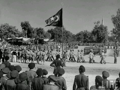 Pakistan 1947 Old Pakistan, 1947 India, Flood In Pakistan, Happy Independence Day Pakistan, Pakistan Art, Pakistan Day, History Of Pakistan, Beautiful Pakistan, Pakistan Independence