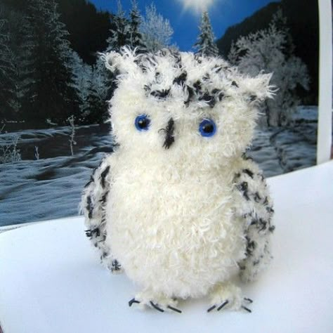 Obligatory Owl - Free Pattern Crocheted Butterflies, Owl Knitting, Owl Crochet Pattern Free, Owl Knitting Pattern, Knit Animals, Xmas Projects, Owl Quilts, Rabbit Ideas, Christmas Knitting Patterns Free