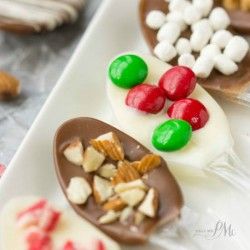 How to make Chocolate Covered Spoons Chocolate Covered Spoons, Holiday Candy Recipes, Strawberry Cake Easy, Chocolate Covered Strawberry Recipe, Hot Chocolate Spoons, Chocolate Spoons, Chocolate Covered Treats, Christmas Food Gifts, Christmas Candy Recipes