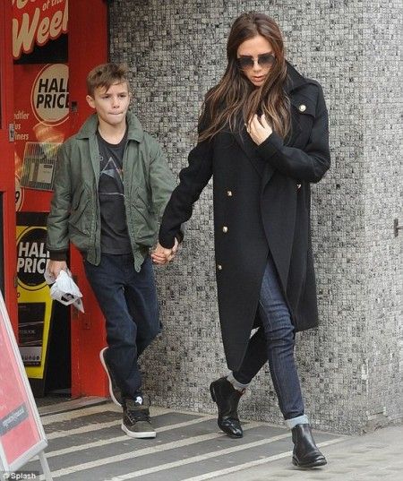 Victoria Beckham style transformation Victoria Beckham Winter Style, Chelsea Boots With Jeans, Beckham Family, Elegant Midi Skirt, Victoria Beckham Outfits, Looks Jeans, Victoria Beckham Style, Style Transformation, Meryl Streep