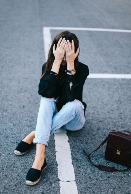 Casual look with espadrilles, black blouse and jeans Espadrilles Flats Outfit, Black Espadrilles Outfit, Flat Espadrilles Outfit, Espadrilles Outfits, Espadrilles Outfit, Foto Top, Ripped Knee Jeans, Pullover Outfit, Hipster Outfits