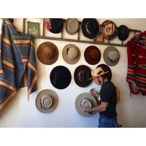 Moon to Moon: Hats on the Wall..... Cowboy Hat Rack Ideas, Hats On The Wall, Cowboy Hat Wall, Hat Rack Ideas, Diy Hat Rack, Cowboy Hat Rack, Wall Hats, Hat Wall, Hanger Crafts