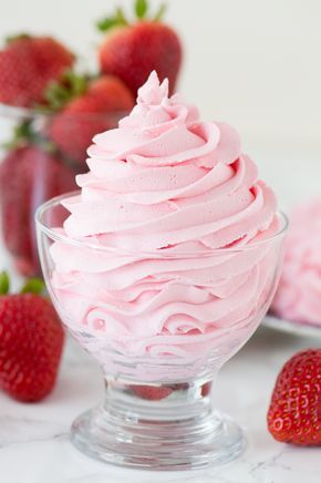 Homemade strawberry whipped cream using only 3 ingredients! Strawberry Whipped Cream Frosting, Frost Cupcakes, Flavored Whipped Cream, Fresh Strawberry Cake, Strawberry Whipped Cream, Recipes With Whipping Cream, Making Whipped Cream, Strawberry Frosting, Dessert Candles