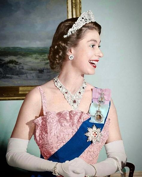 Queen Elizabeth Portrait, Elizabeth Young, Queen Elizabeth Photos, Princesa Elizabeth, Young Queen Elizabeth, Rainha Elizabeth Ii, Hm The Queen, Elisabeth Ii, Princess Elizabeth