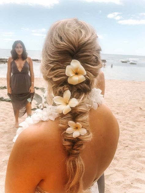 Hawaii beach wedding hair flower hibiscus Haku Lei Hairstyles, Hawian Style Hair, Hairstyles With Hawaiian Flower, Hawaii Hair Styles, Hibiscus In Hair, Hawaiian Wedding Hair, Vacations Hairstyles, Beach Wedding Hairstyle, Tropical Hairstyles Beach